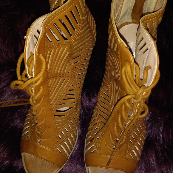 Block Heels - Picture 1 of 6